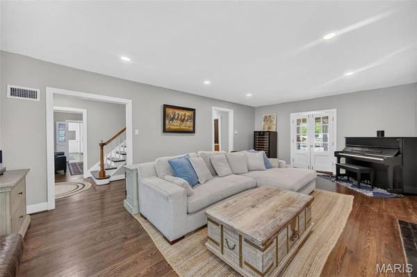 27 Ellsworth LN, Ladue, MO 63124