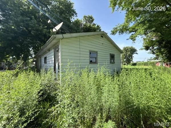 631 1st ST, Shipman, IL 62685