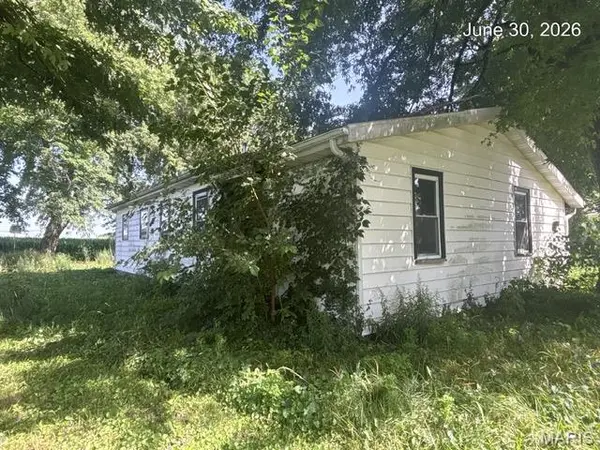 631 1st ST, Shipman, IL 62685