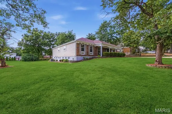 541 Princeway CT, Manchester, MO 63011