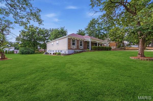 541 Princeway CT, Manchester, MO 63011