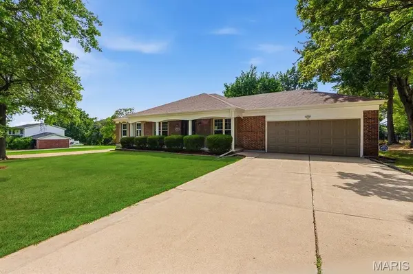 541 Princeway CT, Manchester, MO 63011