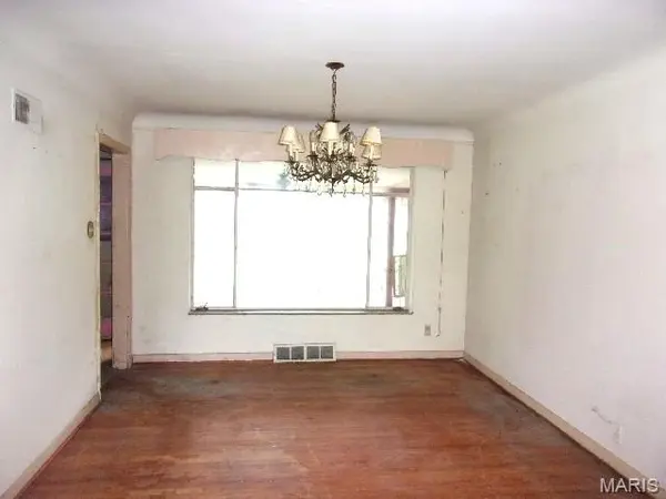 8 Price Meadows DR, St Louis, MO 63132