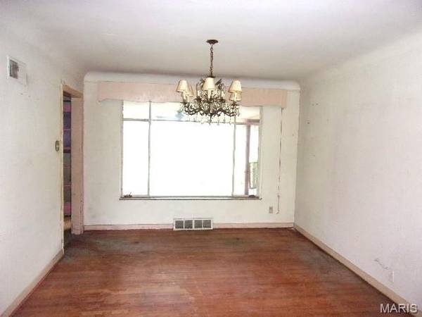 8 Price Meadows DR, St Louis, MO 63132