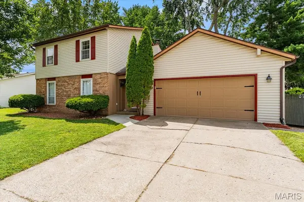 320 Fieldcrest DR, Belleville, IL 62226