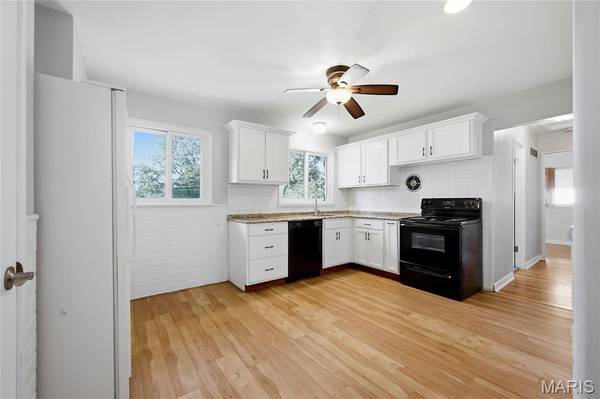 1060 Dauphin LN, Florissant, MO 63033