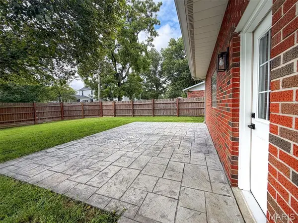 95 Sunflower DR, Highland, IL 62249