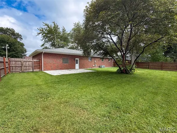 95 Sunflower DR, Highland, IL 62249