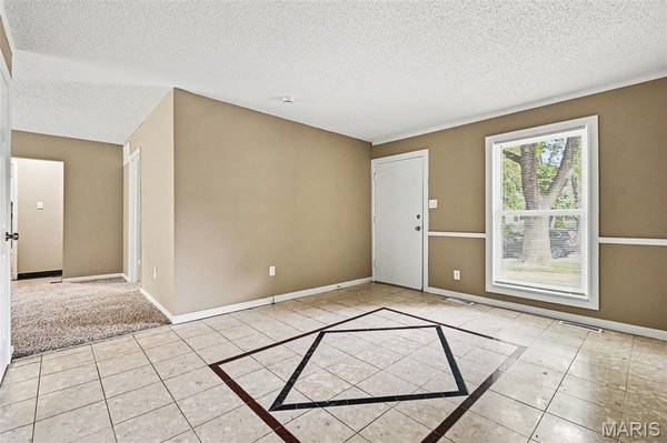 6692 Lesli Mari CT, Florissant, MO 63033