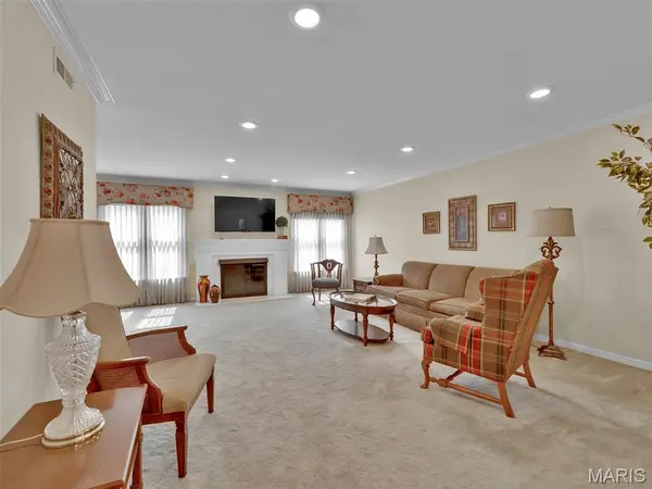 208 Ambridge CT #206, Chesterfield, MO 63017