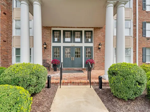 208 Ambridge CT #206, Chesterfield, MO 63017