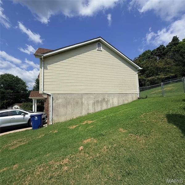 1703 Hilltop LN, Imperial, MO 63052