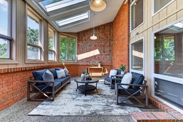 11441 Ladue RD, St Louis, MO 63141