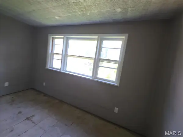 2721 Old Hanley RD, St Louis, MO 63114