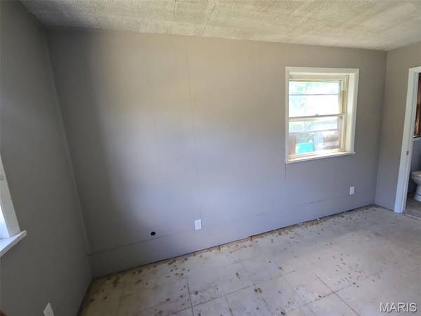 2721 Old Hanley RD, St Louis, MO 63114