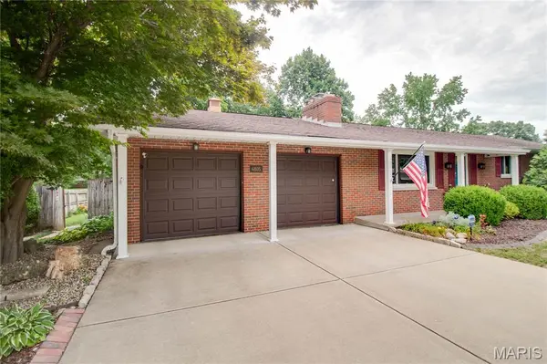 4805 Chateau DR, Godfrey, IL 62035