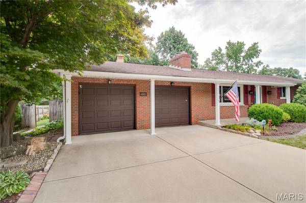 4805 Chateau DR, Godfrey, IL 62035