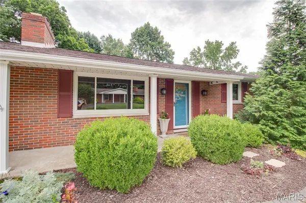 4805 Chateau DR, Godfrey, IL 62035