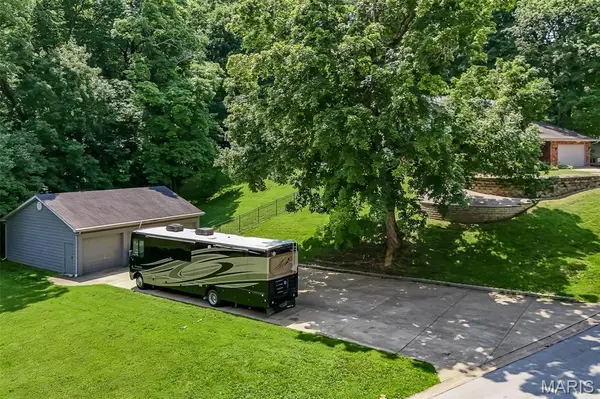 12 Chaparral LN, Glen Carbon, IL 62034