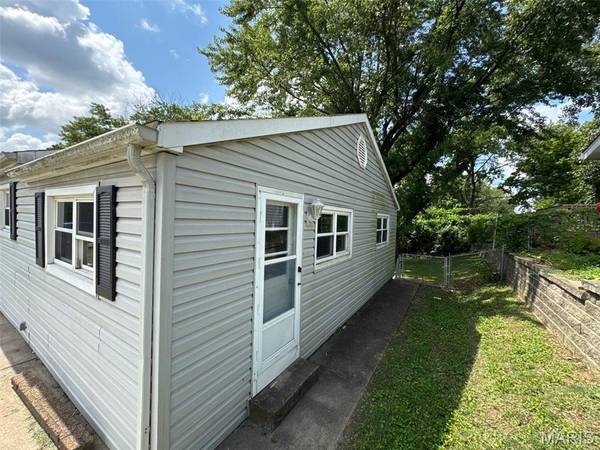 2570 Mullanphy LN, Florissant, MO 63031