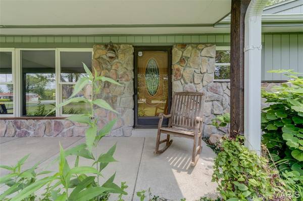2 Saint Raymond DR, St Peters, MO 63376