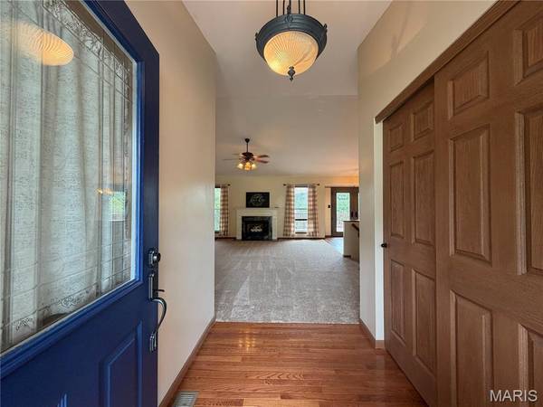 102 Winter Valley DR, Fenton, MO 63026