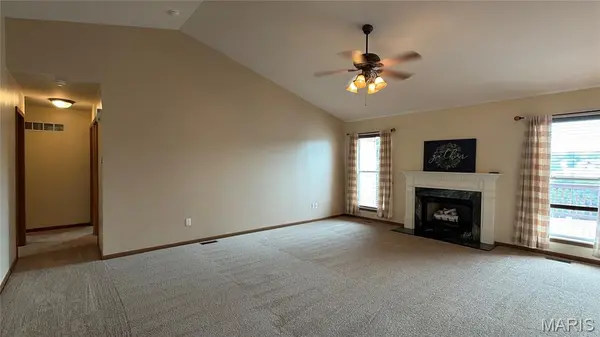 102 Winter Valley DR, Fenton, MO 63026