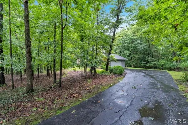 9 Wilderness LN, Defiance, MO 63341
