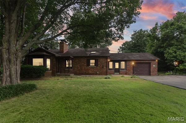 8 Linden DR, Belleville, IL 62221