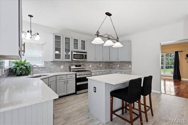 175 Beacon Point LN, Wildwood, MO 63040