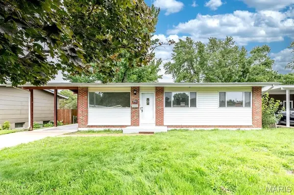 795 Bellarmine LN, Florissant, MO 63031