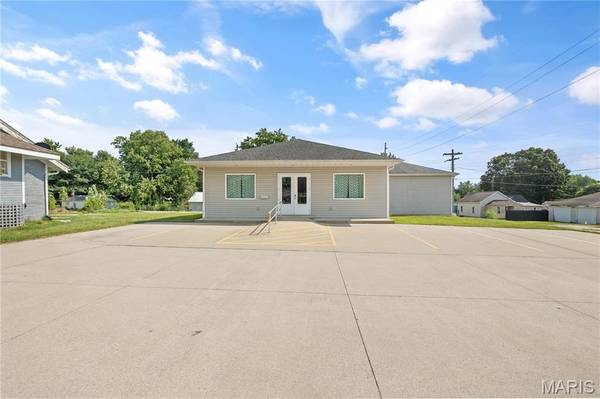 1110 School ST, Hillsboro, IL 62049