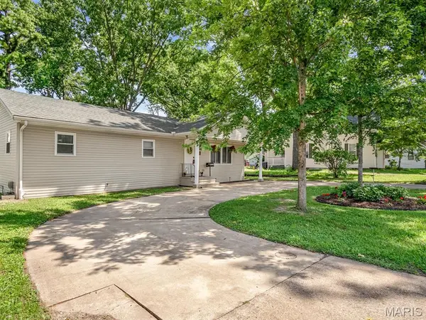 925 W Green ST, Mascoutah, IL 62258