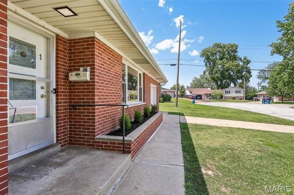 1 Elmwood CT, St Charles, MO 63301