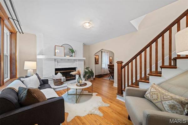 5301 Sunshine DR, St Louis, MO 63109