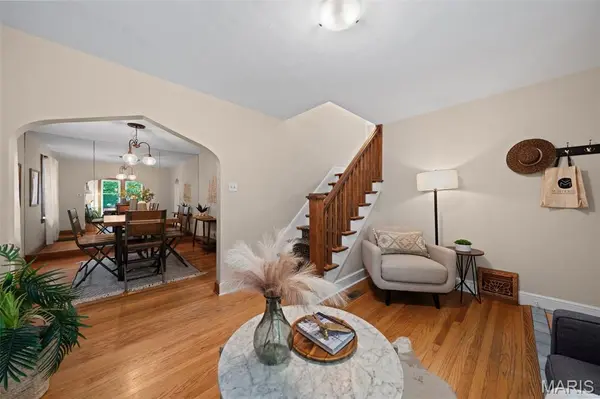 5301 Sunshine DR, St Louis, MO 63109