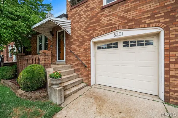 5301 Sunshine DR, St Louis, MO 63109