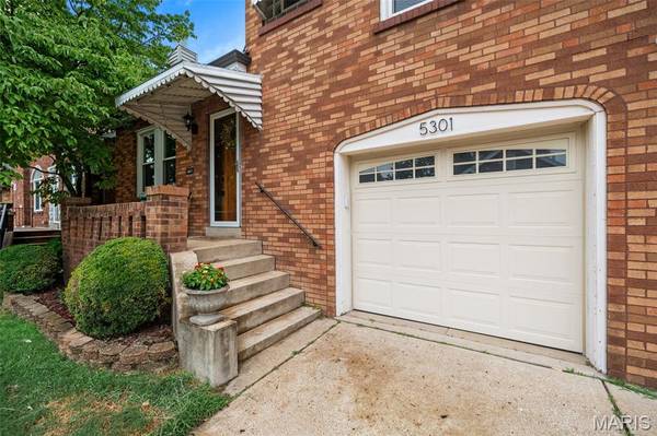 5301 Sunshine DR, St Louis, MO 63109