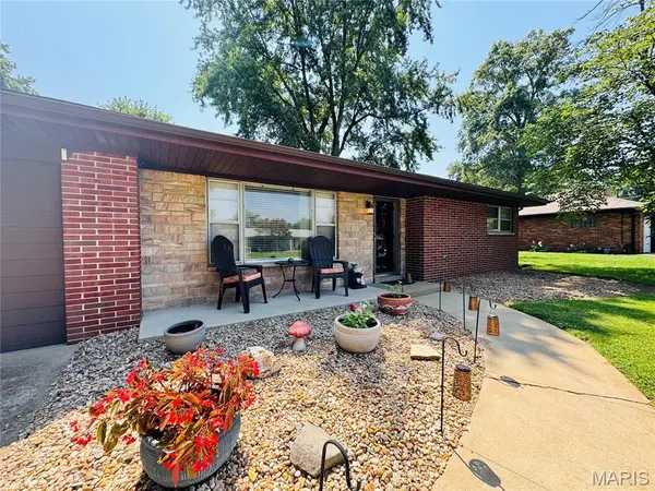 10 Flamingo DR, Belleville, IL 62223