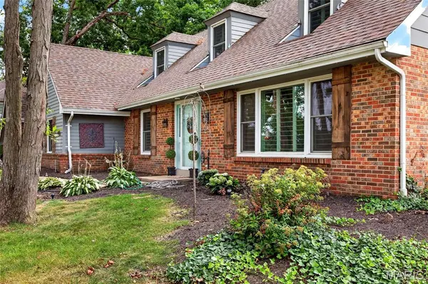 4 Chantilly CT, Lake St Louis, MO 63367