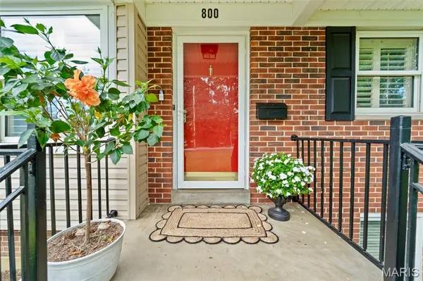 800 E Essex AVE, Glendale, MO 63122