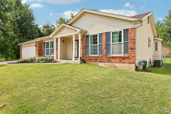 11 Laurelwood DR, St Peters, MO 63376