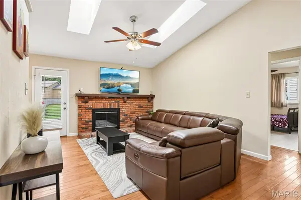 11 Laurelwood DR, St Peters, MO 63376