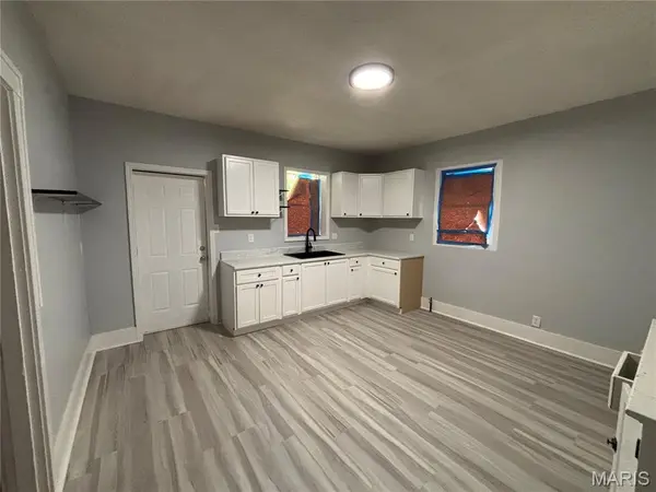 51 W Beach AVE, Wood River, IL 62095