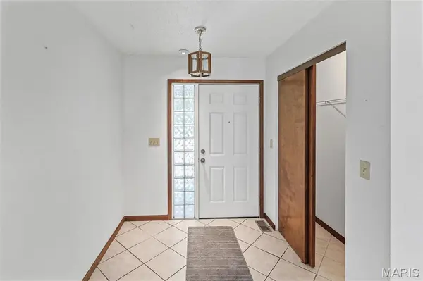 4 Olivia LN, Glen Carbon, IL 62034