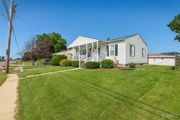 706 S Maple ST, Brighton, IL 62012