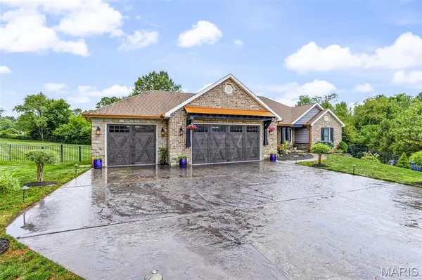 2 Brook Parc CT, Hillsboro, MO 63050