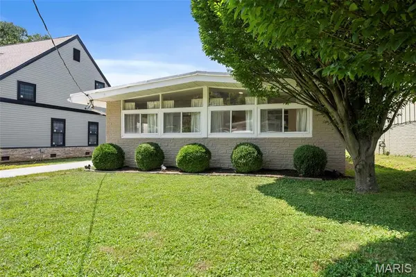 2137 East DR, Crystal Lake Park, MO 63131