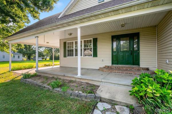 8718 D RD, Waterloo, IL 62298
