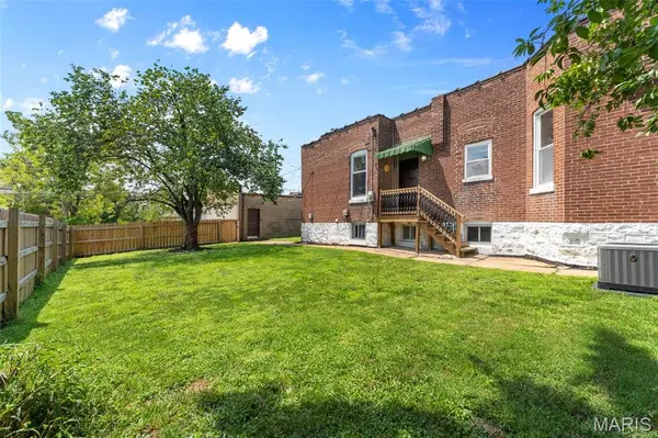 3728 Phillips PL, St Louis, MO 63116